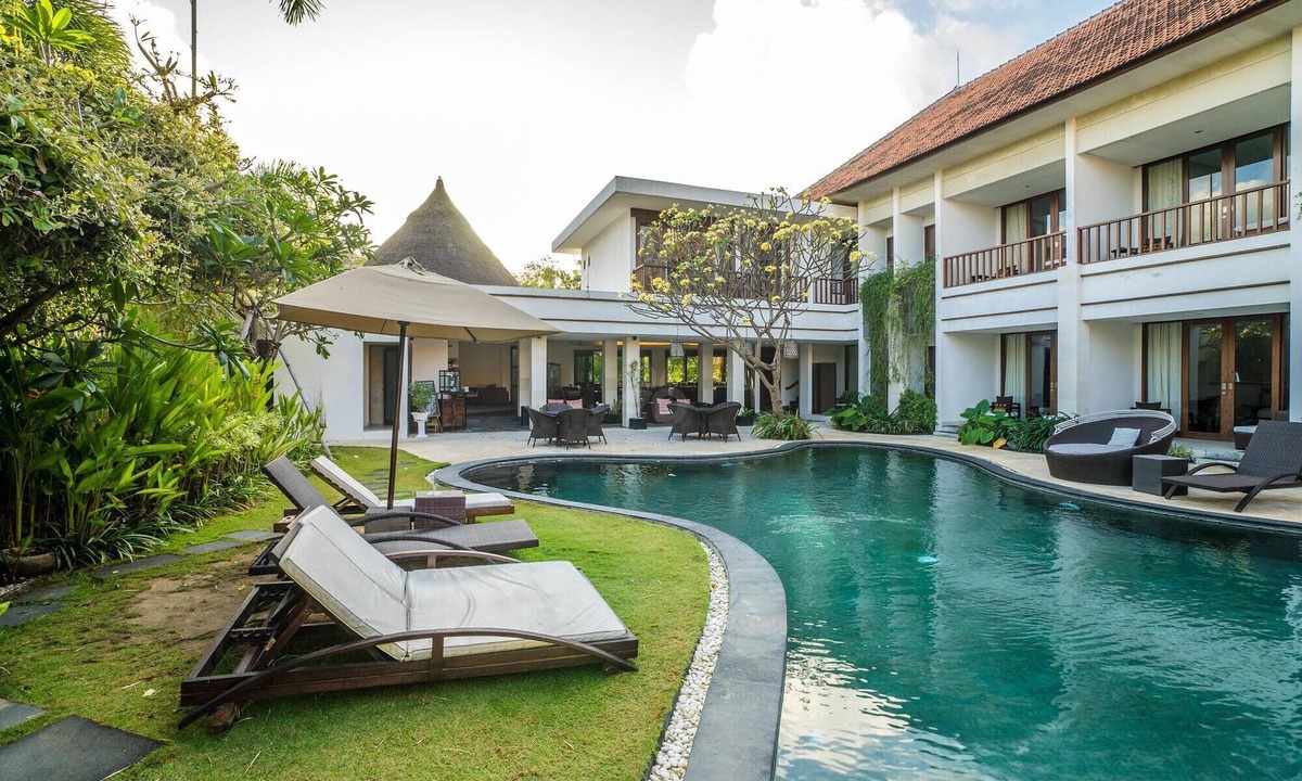 Dewi Sri Villa | 16 Bedroom Villa Private Pool in Legian Bali