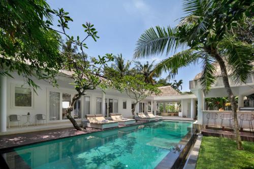 Tumbak Bayuh Villa | 4 bedroom Jungle Oasis in Pererenan