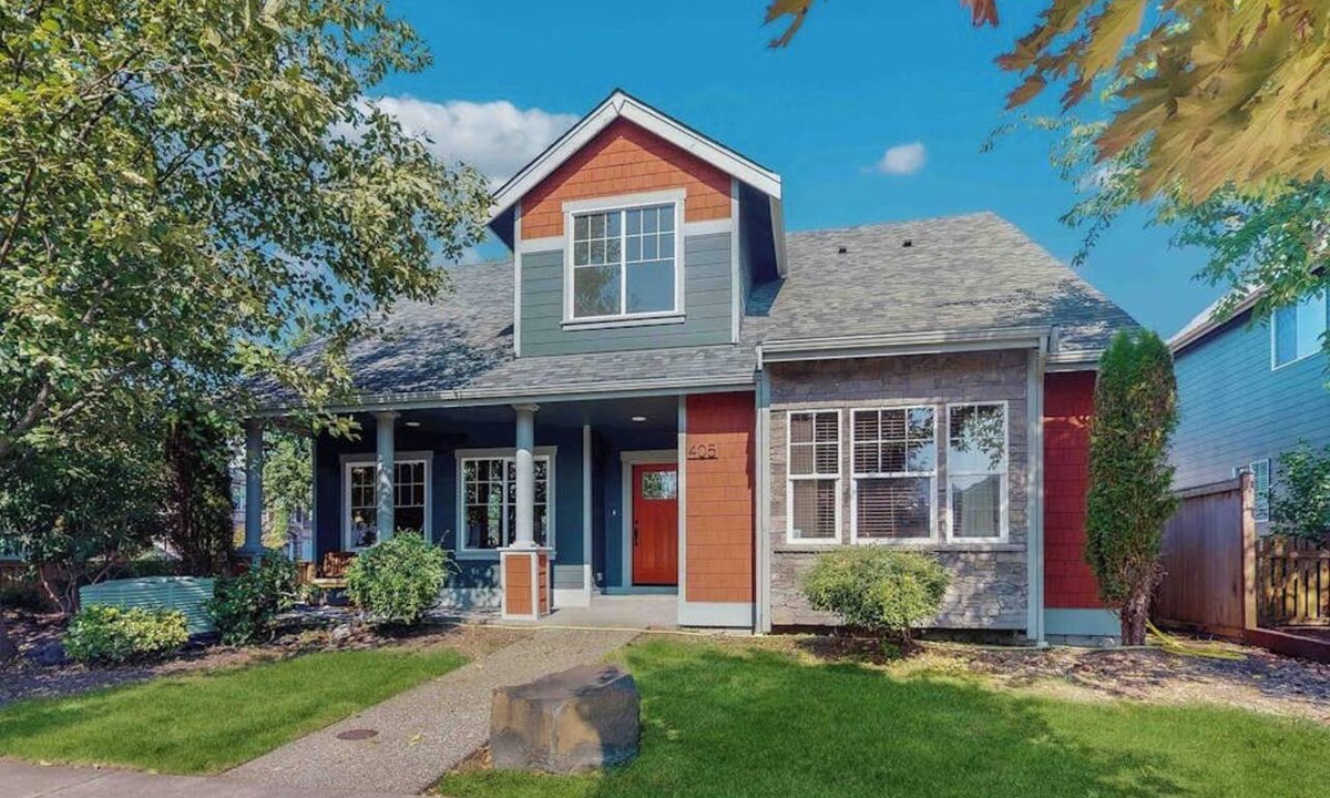 Enumclaw House | 4BR Enumclaw home-A/C-grill-fireplace-walk to town