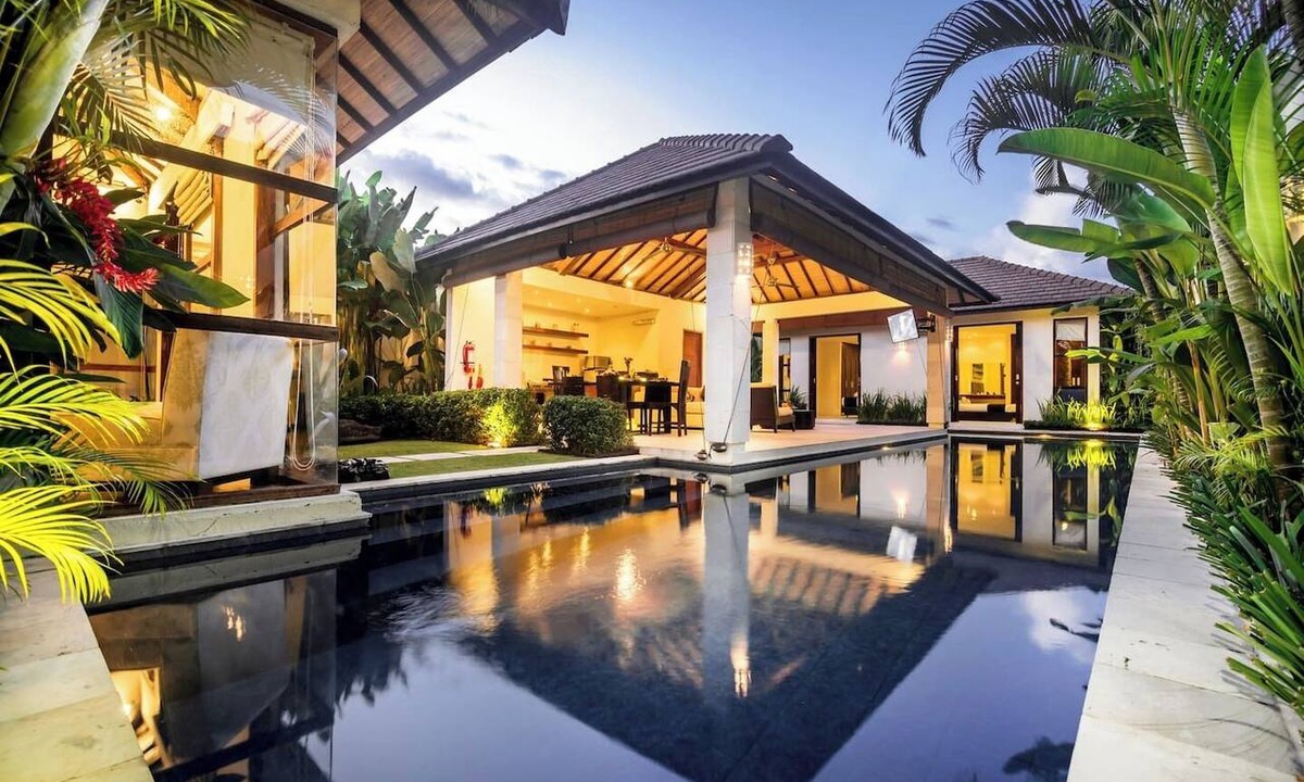 North Legian Villa | 5-bedroom private villa in Seminyak, offering daily breakfast, full-time private chef, airport transfers, complimentary massages, housekeeping, and a dedicated driver.