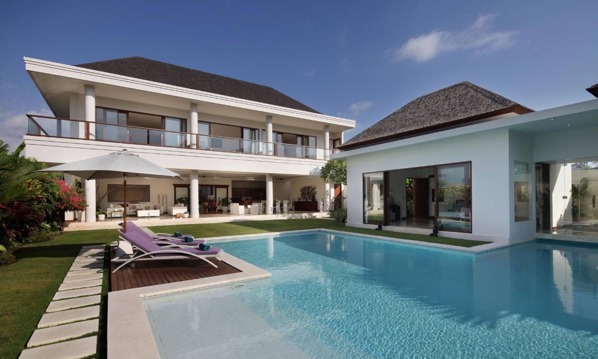 Berawa Villa | 5 BR Exquisite Designer Villa Istana Putih Canggu by Nakula