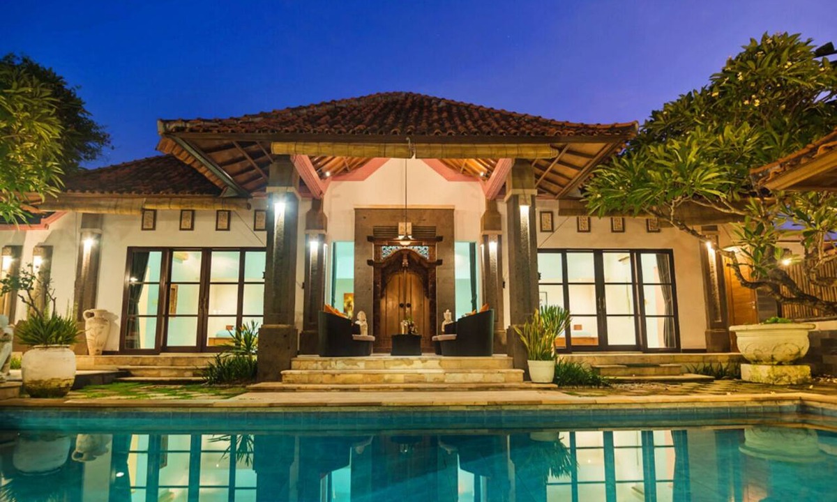 Nusa Dua Villa | 7-bedroom private estate in Nusa Dua. Accommodating up to 14 guests with flexible bedding arrangements. Includes daily breakfast, a private chef, airport transfers, complimentary massages, housekeeping, and a dedicated driver.
