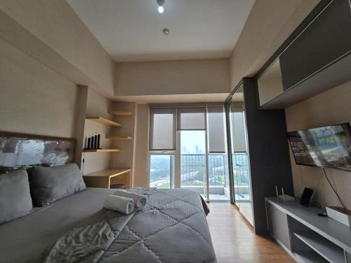 Bumi Serpong Damai Apartment | Apt Casa De Parco Studio Tema Gray With Wifi, Pool and Netflix