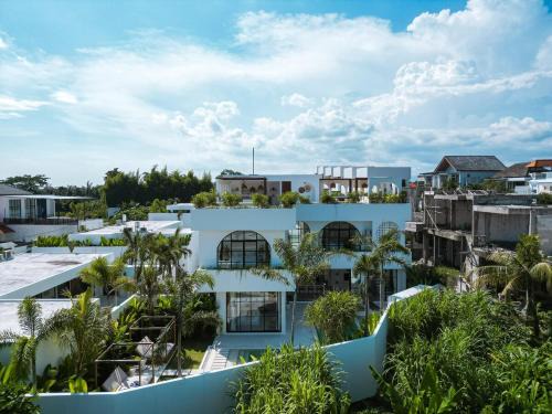 Tumbak Bayuh Villa | Casa Petak 11 - Luxury Haven with Jacuzzi, Rooftop & Tropical Vibes in Pererenan