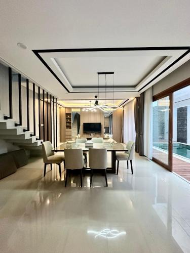 Sunset Road Villa | Classy new 5 BR villa in Kuta