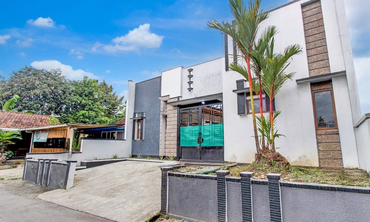 Purwokerto House | Cozy Double Escape W/Free WiFi and Parking