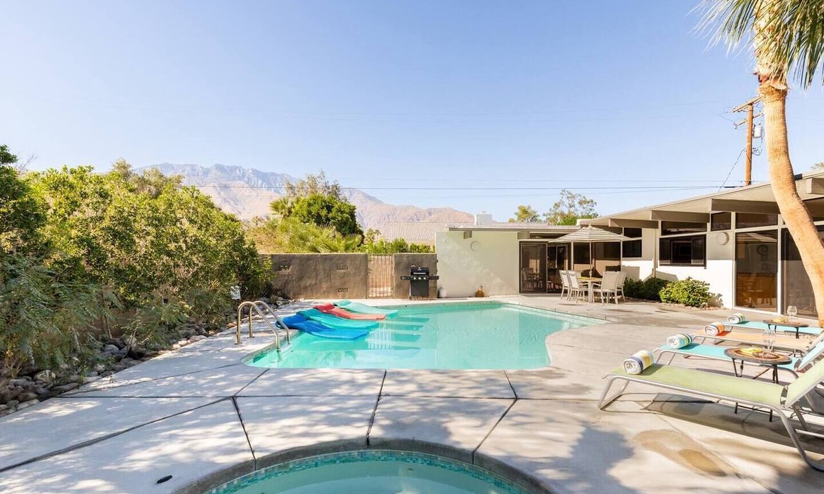 Palm Springs House | Desert Modern by Jack Meiselman with Pool/Spa