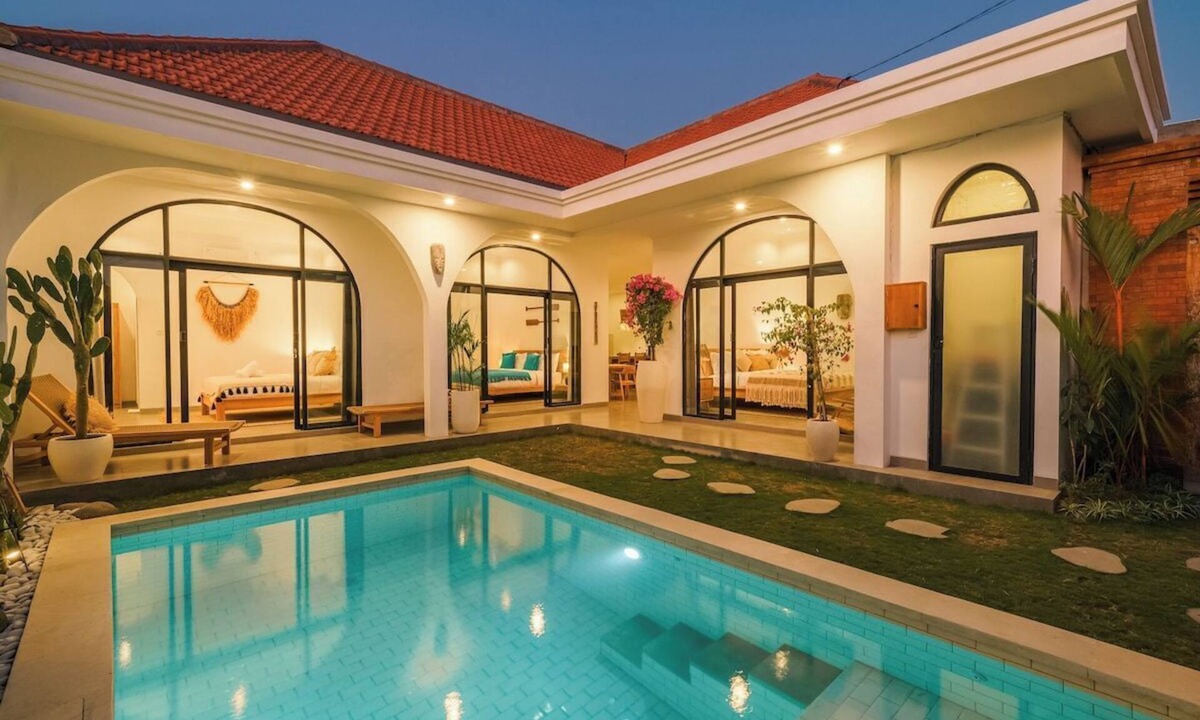 Batu Bolong House | "ELIA" - Luxurious 3BR w/Outdoor Cinema Canggu