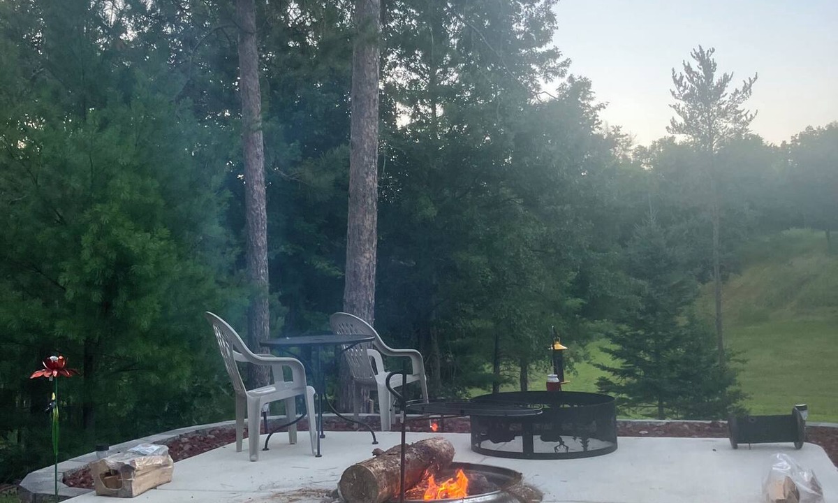 Crivitz Cabin | Enjoyable 2-bedroom cabin with AC in Crivitz near the high Falls flowage