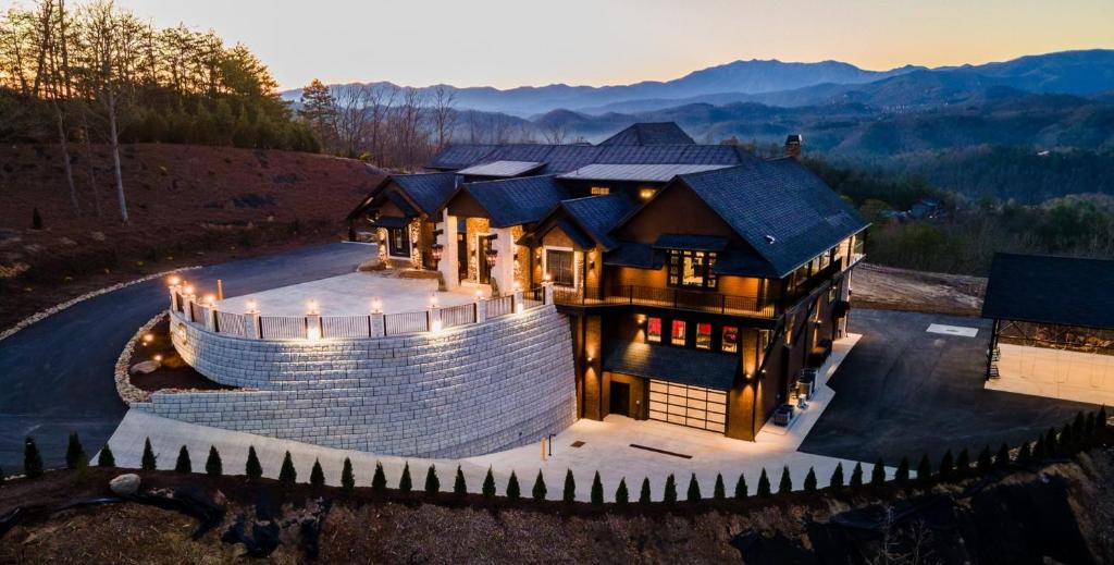 Gatlinburg - Pigeon Forge House | Excalibur: Pickleball, Duck Pin Bowling, Indoor Pool
