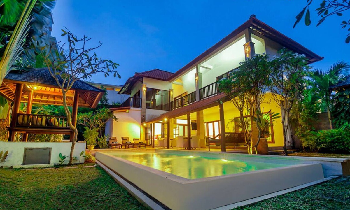 Petitenget Villa | Experience Mawar Estate, a 7-bedroom private villa estate in Seminyak. Accommodates up to 14 guest, includes daily breakfast, a full-time private chef, airport transfers, complimentary massages, housekeeping, and a dedicated driver.