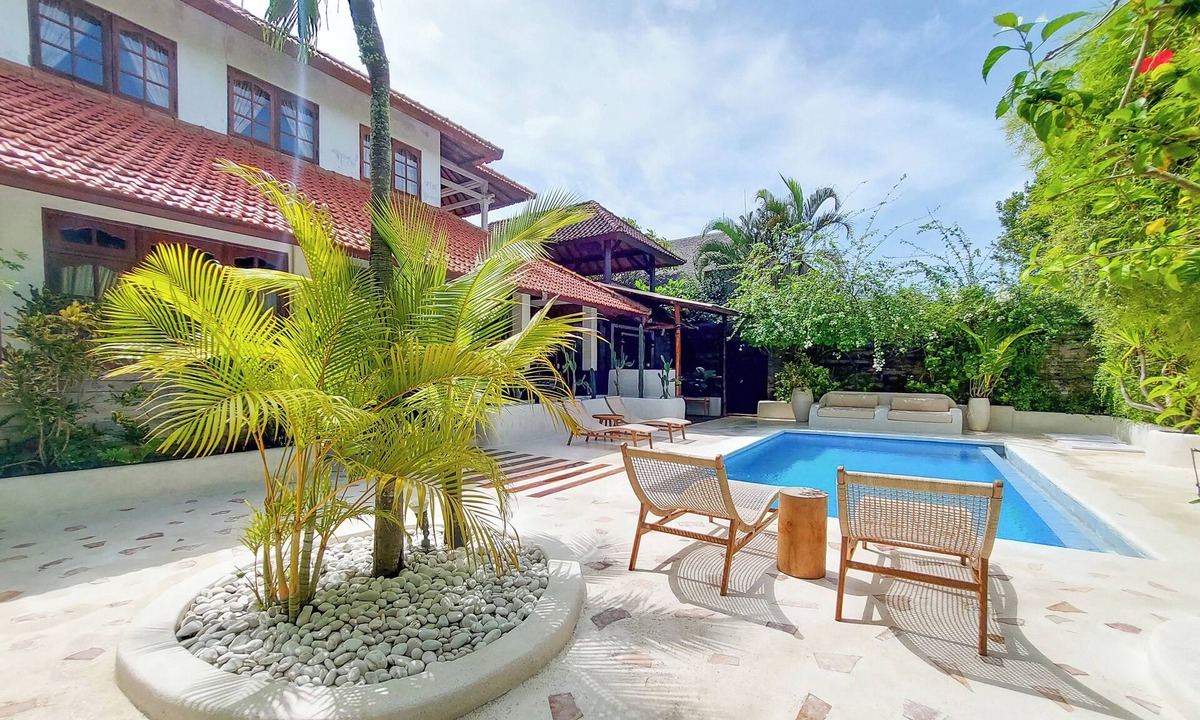 Laksmana Villa | Highly Appreciated Antique style villa near the Beach and Restaurants