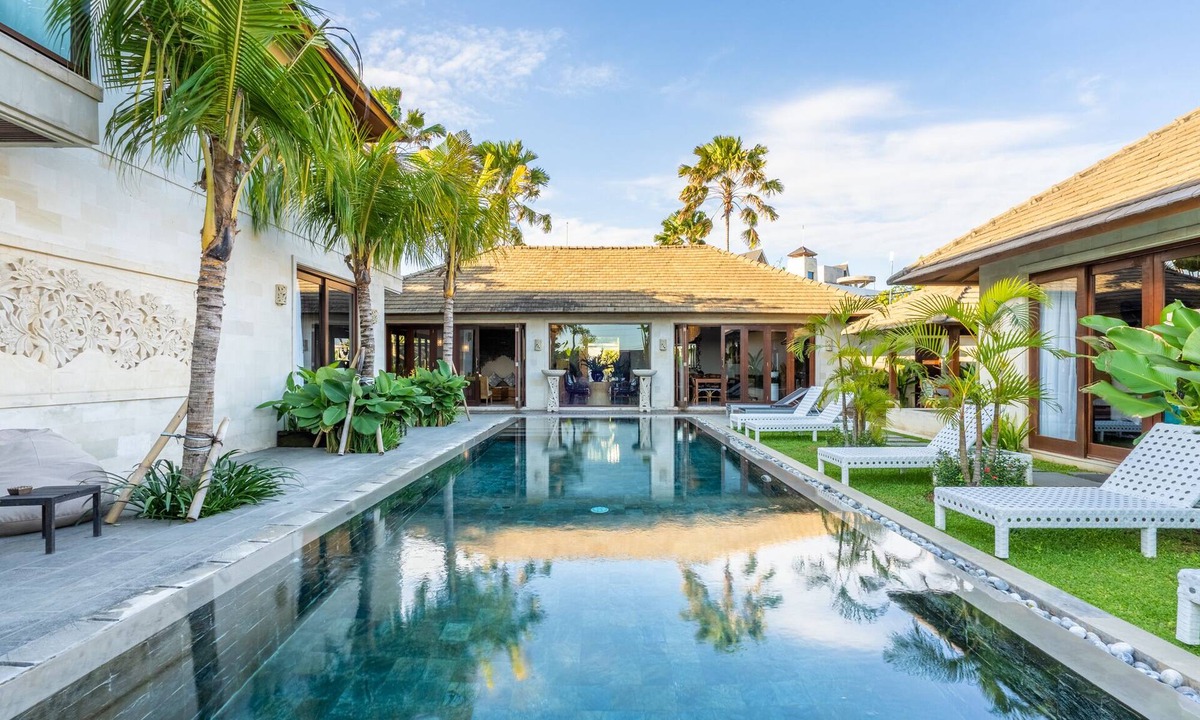 Batubelig House | Huge Bungalow Pool View room, 2 minutes walk to the Beach