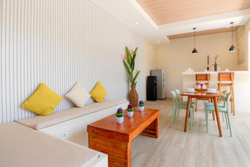 Padonan Villa | KIKI VILLAGE BATHTUB AND LIVING ROOM