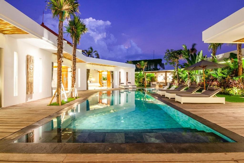 Berawa Villa | Luxury 6BR Villa, Canggu, 400m to Finns Beach