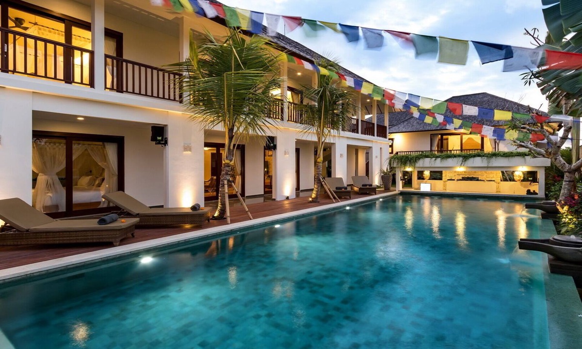 Berawa Villa | Luxury 7BR villa - Minutes away from the beach AND famous FINNS beach club!