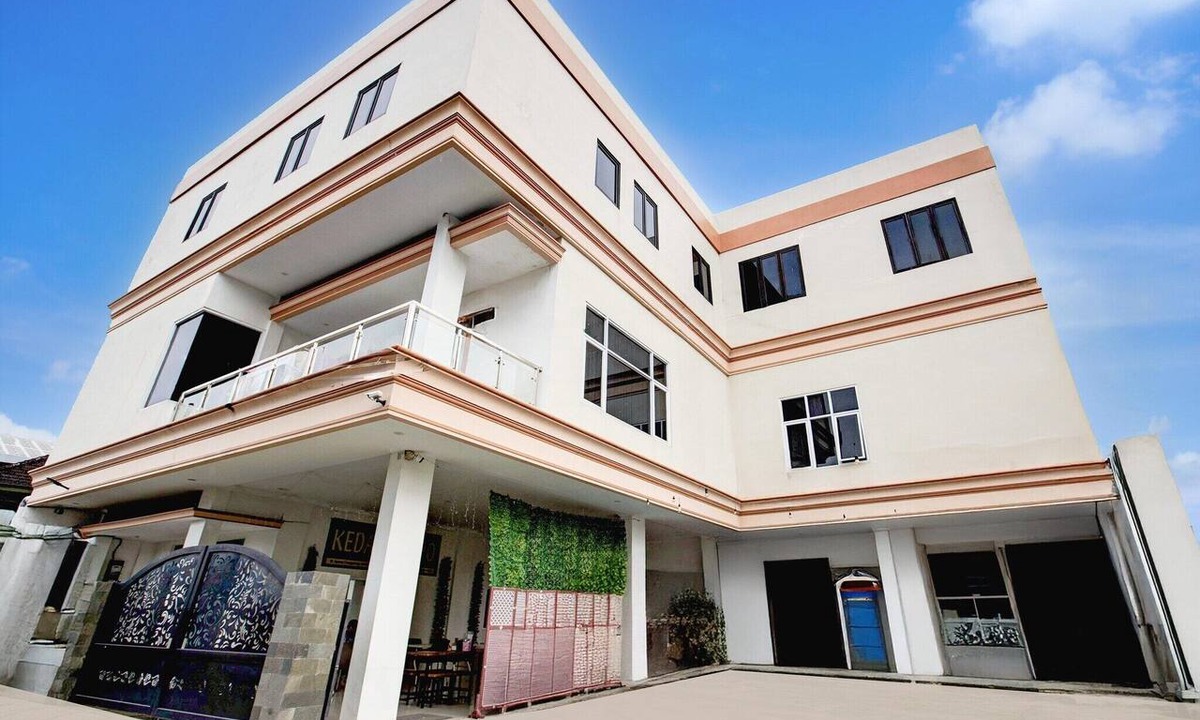 Balikpapan House | Luxury Deluxe DBL Retreat W/Free WiFi and Parking