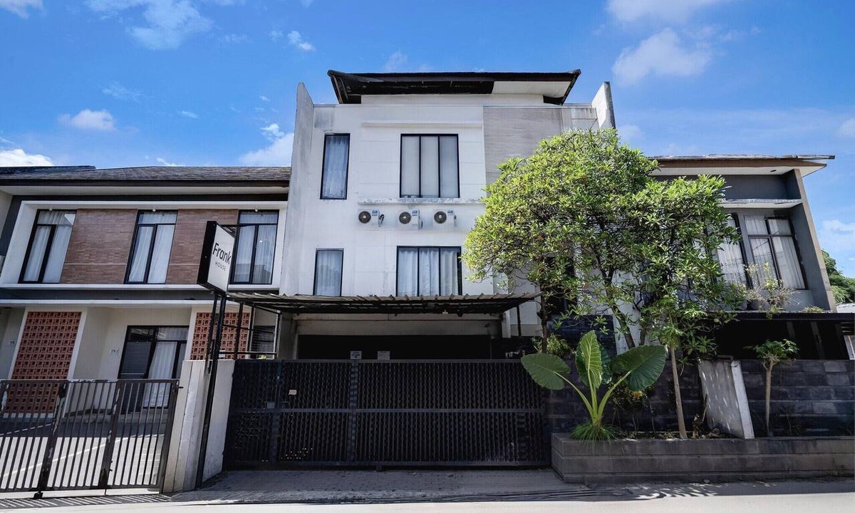 Dago House | Luxury Deluxe DBL Retreat W/Free WiFi and Parking