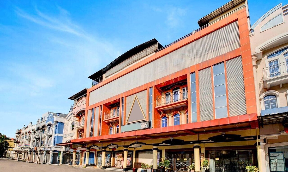 Batam House | Luxury Deluxe DBL Retreat W/Free WiFi and Parking