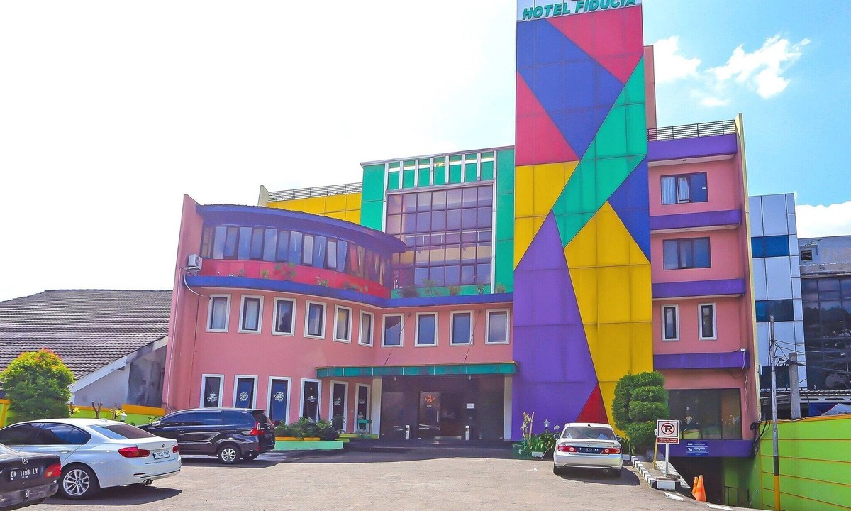 Jakarta House | Luxury Twin Stay with Free WiFi and Parking