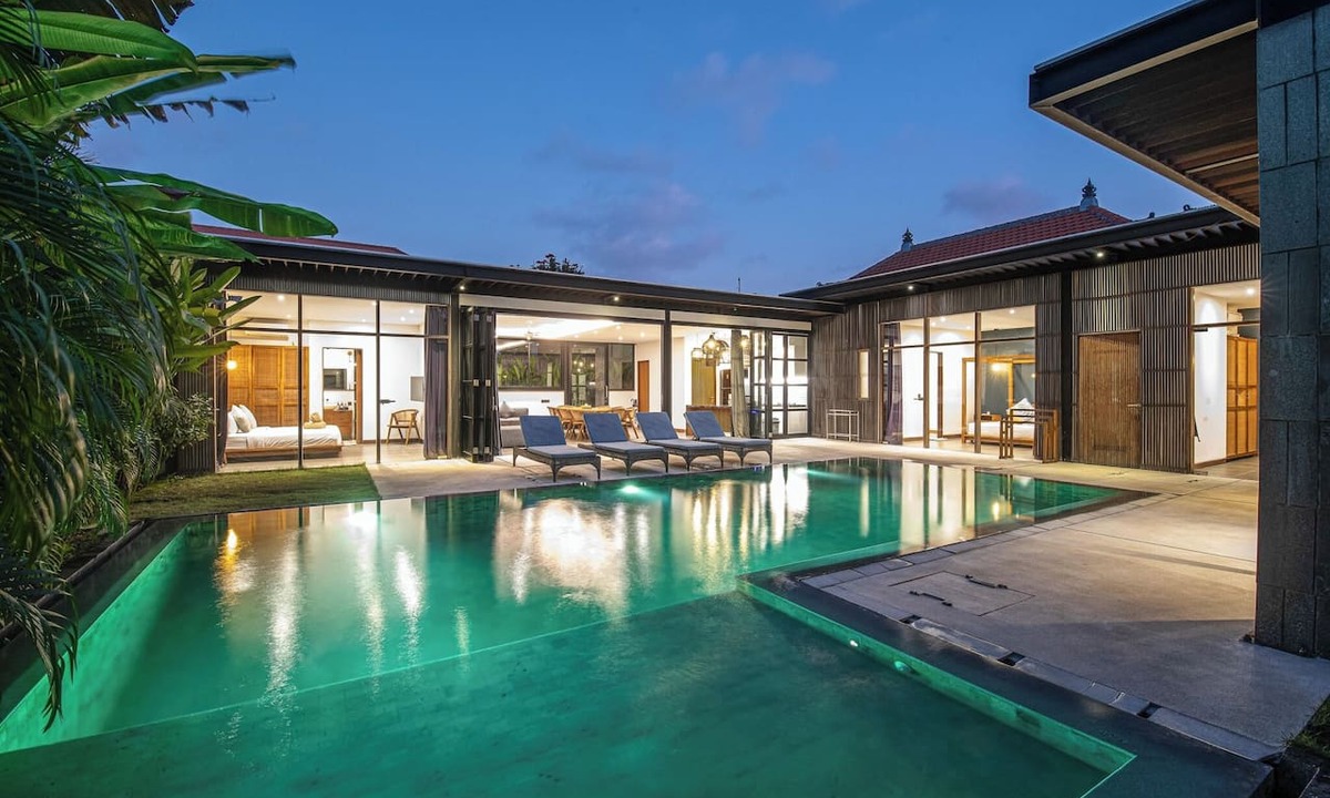 Pererenan Villa | New 5BR Villa, Enclosed Lounge, Canggu Oasis
