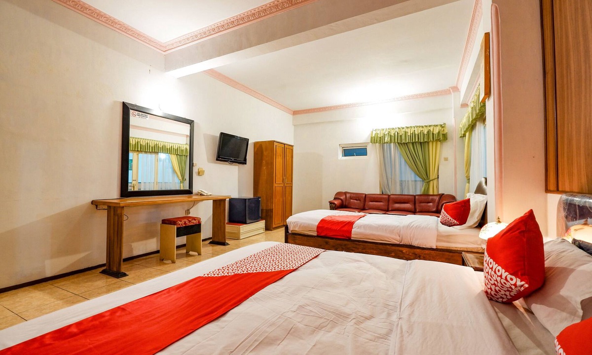 Pati Hotel | OYO 2855 Sartika Hotel Pati