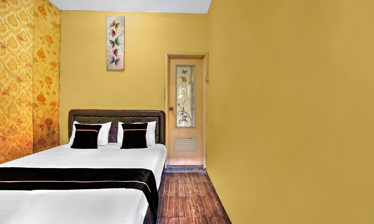 Dinoyo Hotel | OYO 95043 Guest House Adel's