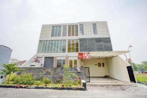 Surabaya Hotel | OYO Life 90606 Glass House Citraland Syariah