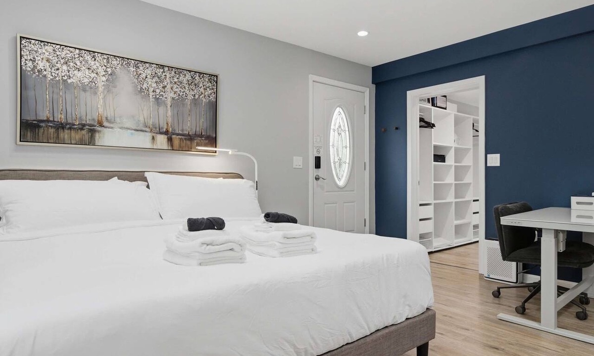 Newington Apartment | Private King Suite - Springfield METRO