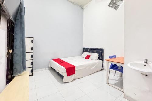 Palembang Hotel | RedDoorz at Wisma Hiro Dwikora Palembang