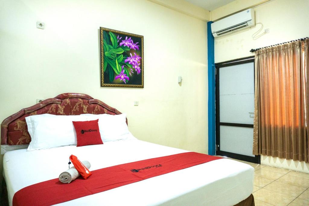 Ende House | RedDoorz near H. Hasan Aroeboesman Airport