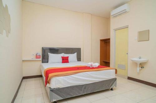 Tangerang Hotel | RedDoorz near Stasiun Tangerang