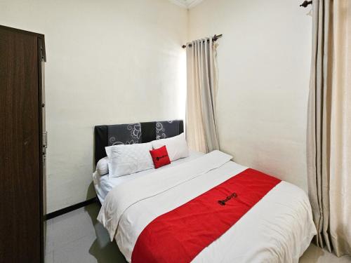 Sidomulyo Hotel | RedDoorz Syariah Nanna Homestay Near Dino Park