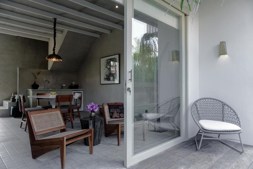 Laksmana Hotel | Studio O - 2 Floor Studio, Central Seminyak Walk to Beach