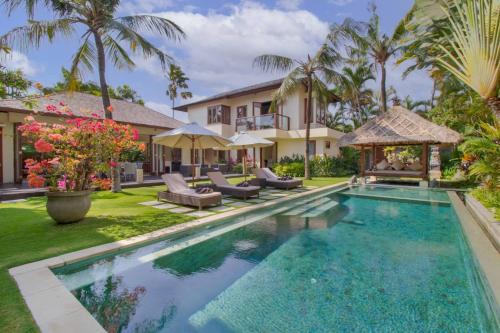 Petitenget Villa | Super Spacious, 6 Bed, Chef, Daily B'fast, 12 Pax