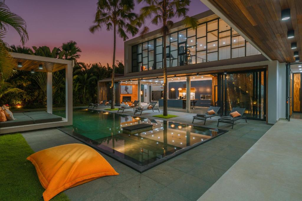 Berawa Villa | Villa Aless: Designer 4BR Villa w/Sauna, Jacuzzi, Gym, Rooftop