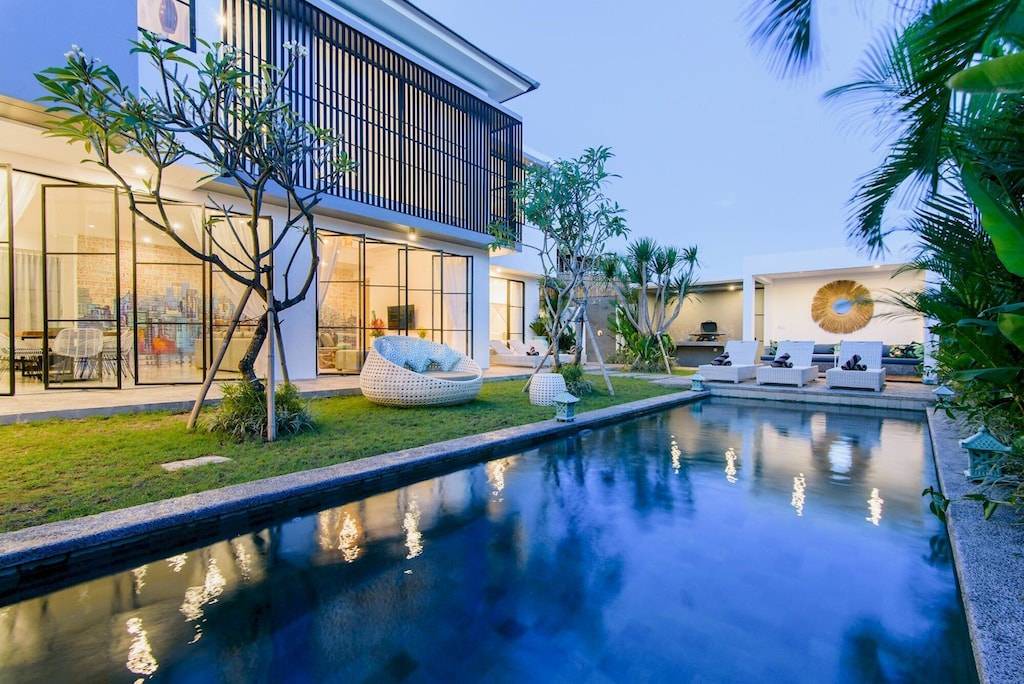 Berawa Villa | VILLA COMO · Luxury & Indulgence - close to FINNS BEACH CLUB. Sleep 10 pax, brand new and modern villa in a great location!