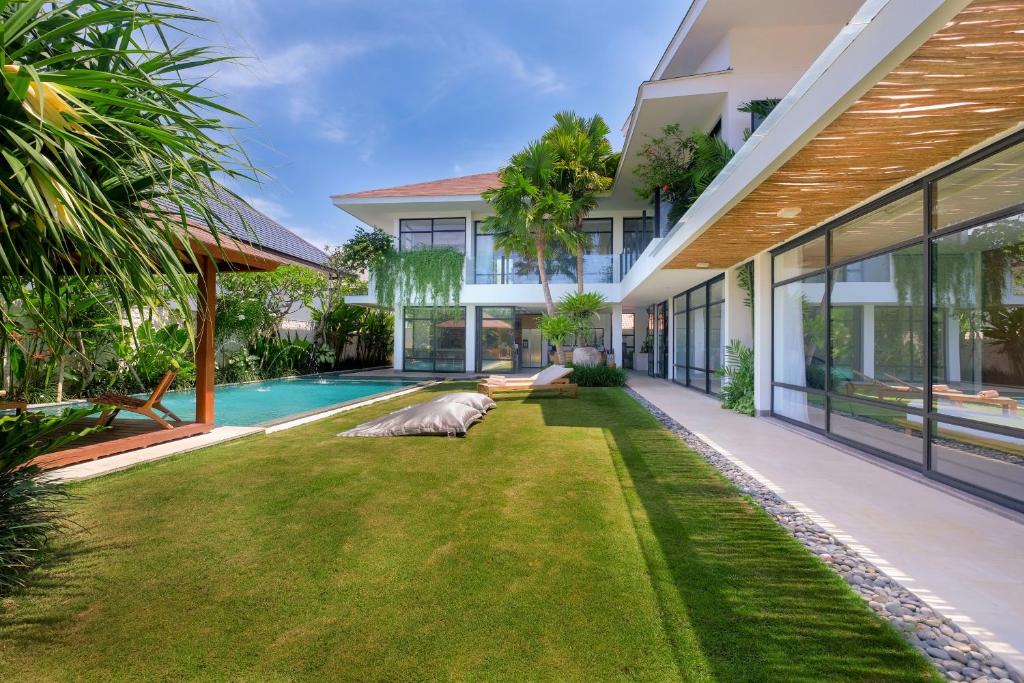 Batu Bolong Villa | Villa Nonnavana - 12-minute walk to Batu Bolong Beach