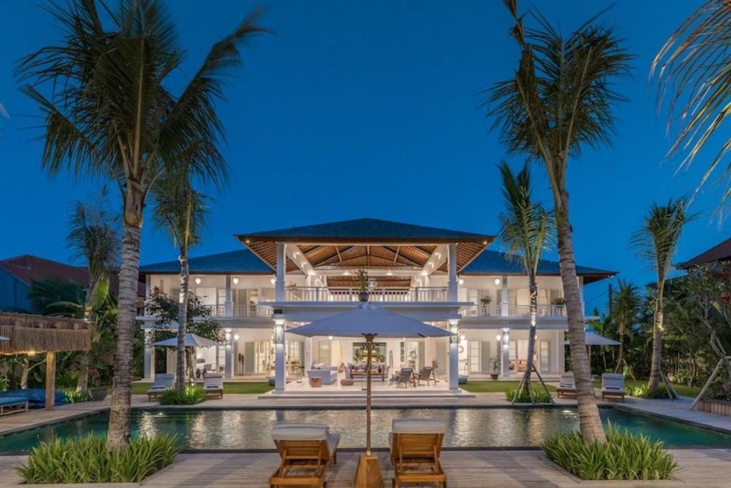 Batu Bolong Villa | Villa Royal Canggu Secluded 6BR Luxury Walking Distance to Echo Beach