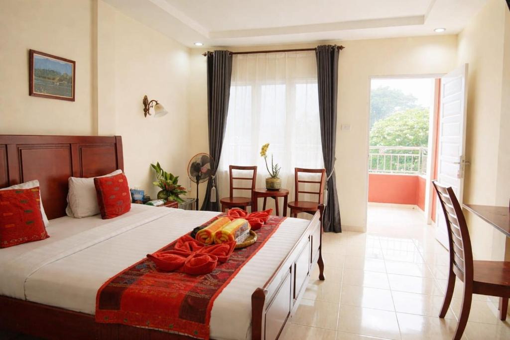 Tuk Tuk Hotel | Zoé’s Paradise Waterfront Hotel