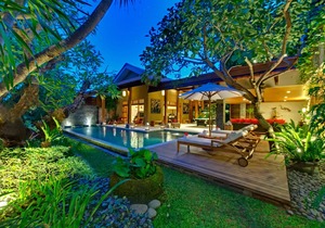 10BR Luxury Villa By The Beach, Seminyak - W/Swimming Pool!