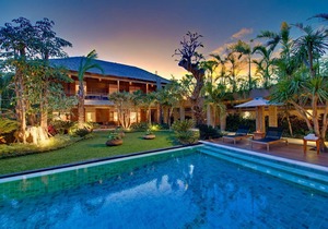 10BR Luxury Villa By The Beach, Seminyak - W/Swimming Pool!