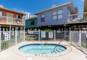 2 Bedroom, Across the street from the beach! & Pup-Friendly! in Gulf Shores