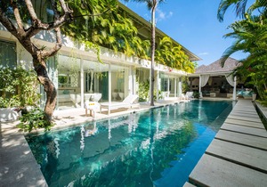 5BR White Pool Villa, Close to Beach | Puro Blanco