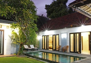 8 Ensuite Bedrooms, 3 Private Villas, Sleeps 16