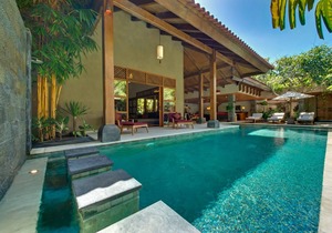 Luxury 4BR Villa By The Beach, Seminyak! - Chill By The Pool During A Sunny Day