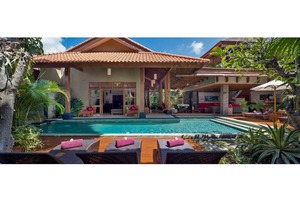 Luxury 4BR Villa By The Beach, Seminyak! - Chill By The Pool During A Sunny Day