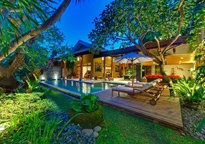 Luxury 4BR Villa By The Beach, Seminyak! - Chill By The Pool During A Sunny Day