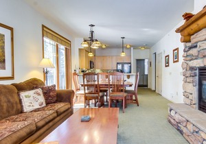 Mountain Getaway with a Shared Outdoor Pool, Hot Tub and Nature Views in Mammoth Lakes