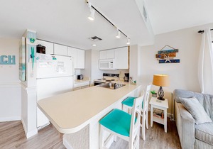 Second-floor condo with pool, hot tub, ocean view, fast WiFi & central AC in Fort Morgan